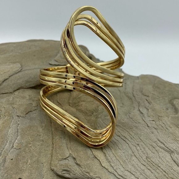 Stunning Gold Tone Cuff Bracelet with Modern Waves and a Spring Hinge. - Picture 7 of 10
